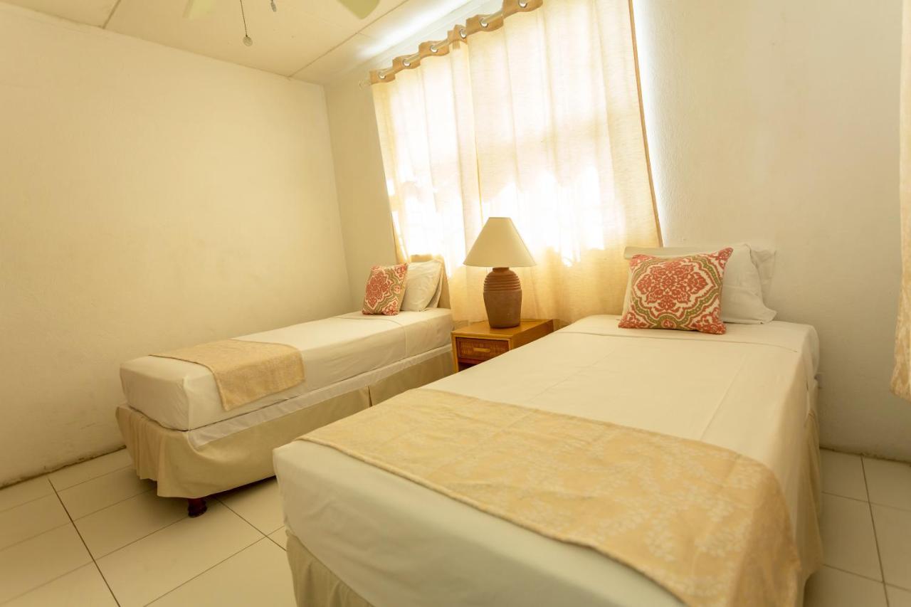 Adulo Apartments Μπριτζτάουν Εξωτερικό φωτογραφία