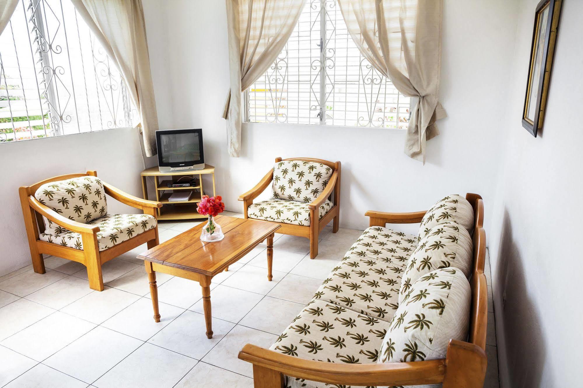 Adulo Apartments Μπριτζτάουν Εξωτερικό φωτογραφία