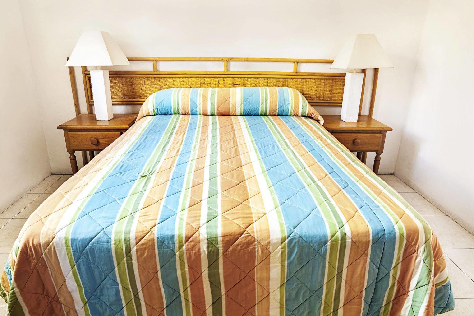 Adulo Apartments Μπριτζτάουν Εξωτερικό φωτογραφία
