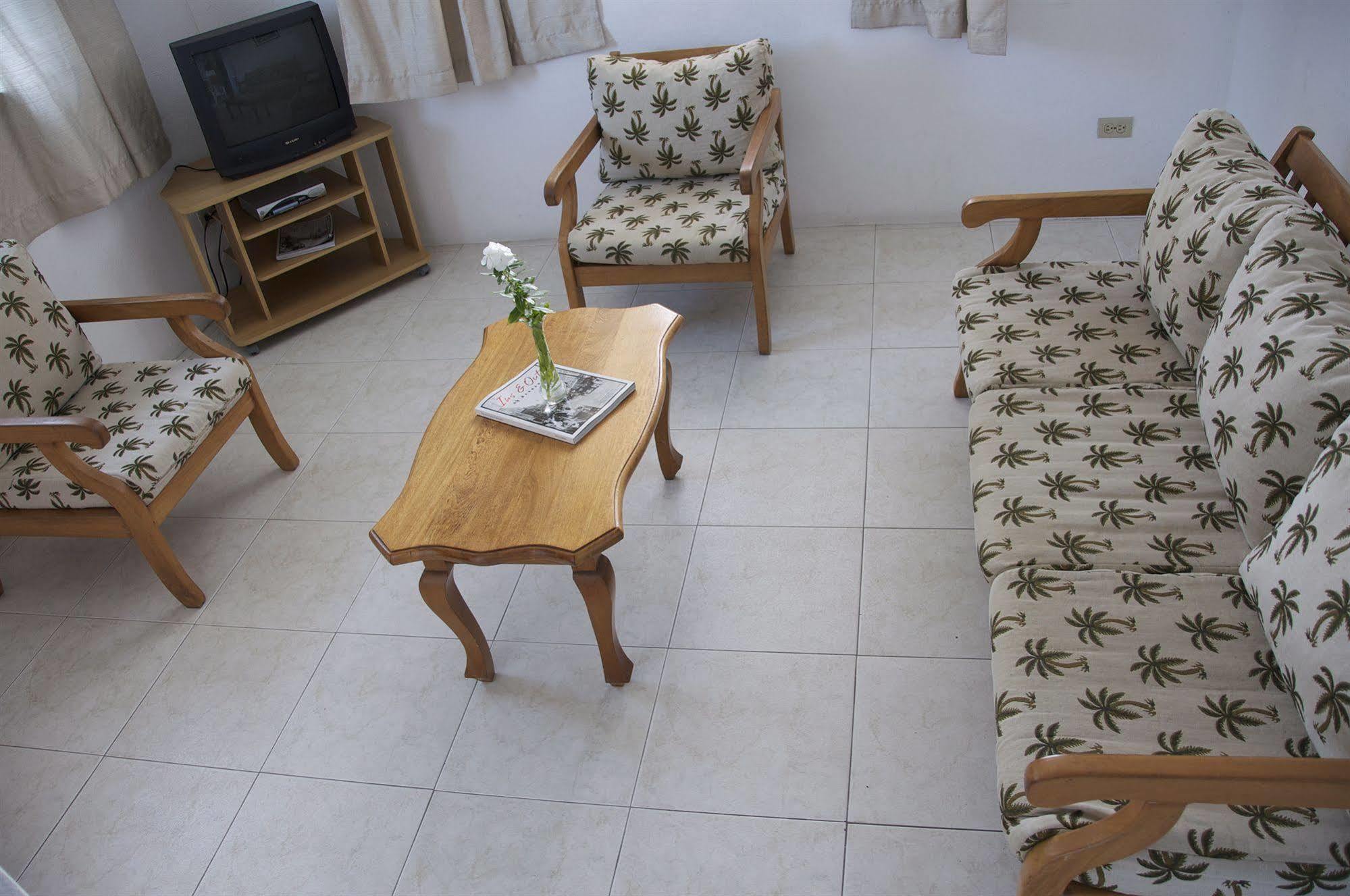 Adulo Apartments Μπριτζτάουν Εξωτερικό φωτογραφία